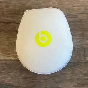 Beats headphone - 9/10 condition - bright neon yellow color